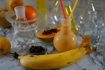 fruit smoothie met gember en rum. kleurrijke cocktails geserveerd in het laboratorium van Babetts Bildergalerie