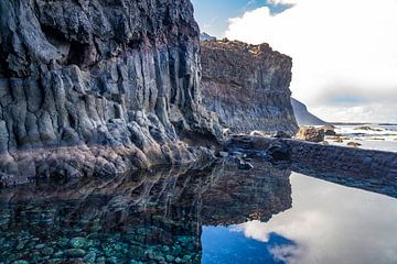 Charco de la Laja natural swimming pool by Peter Schickert