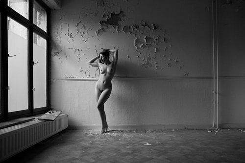 Artistieknaakt in een urban locatie met natuurlijk raamlicht