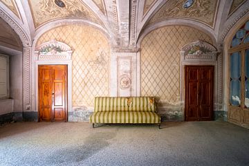 Verlassenes Sofa. von Roman Robroek – Fotos verlassener Gebäude