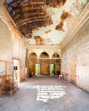 Verlassener, stark verfallener Palast. von Roman Robroek – Fotos verlassener Gebäude