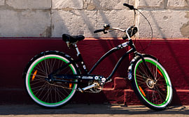 Fahrrad, das an der Wand lehnt von SappiesPhoto