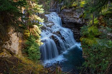 Waterval in Johnston Canyon, Banff, Canada van Discover Dutch Nature