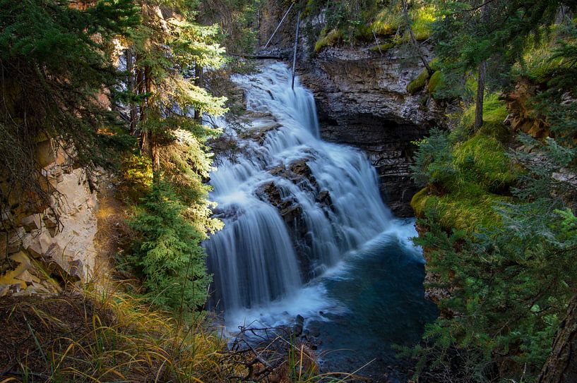 Chute d&#039;eau dans le canyon Johnston, Banff, Canada par Discover Dutch Nature