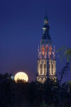 Grande église de Breda, tour avec lune montante