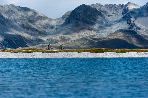 Mountain bikers in front of mountain view by Jarno Schurgers