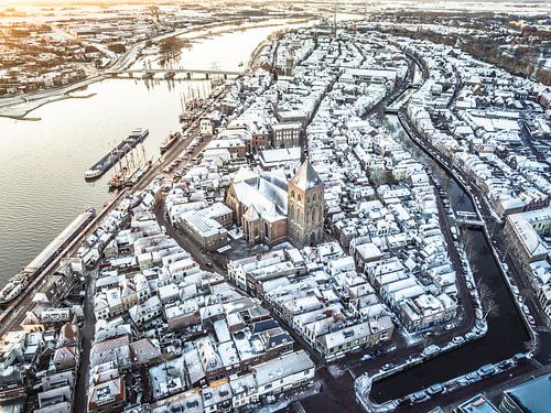 Stadsgezicht Kampen aan de IJssel tijdens een koude winterzonsopgang