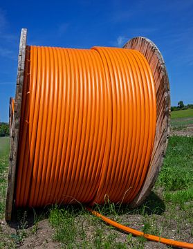 Kabeltrommel met oranje glasvezelkabel