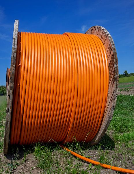 Enrouleur de câble avec câble en fibre optique orange par ManfredFotos