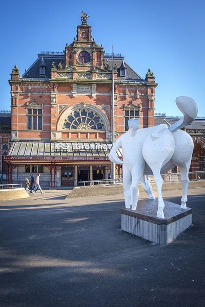 Journée d'été à la gare de Groningue avec statue par Bart Ros