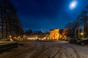 Elsloo in de avond in de winter met sneeuw