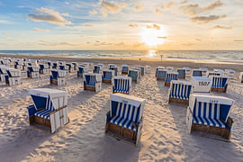 Strandkörbe am Strand von Westerland auf Sylt an der Nordsee von Werner Dieterich