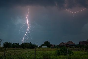 Bliksem boven het platteland in oost Europa van Menno van der Haven