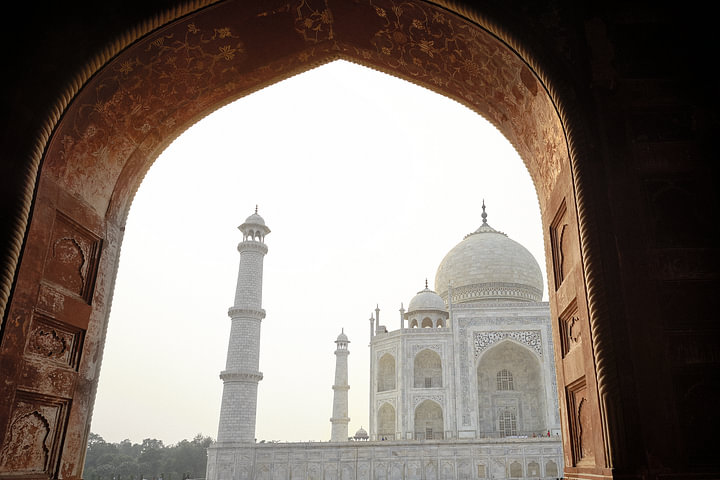 doorkijk naar Taj Mahal bij avondlicht van <span class="secondary-font">Karel Ham</span>