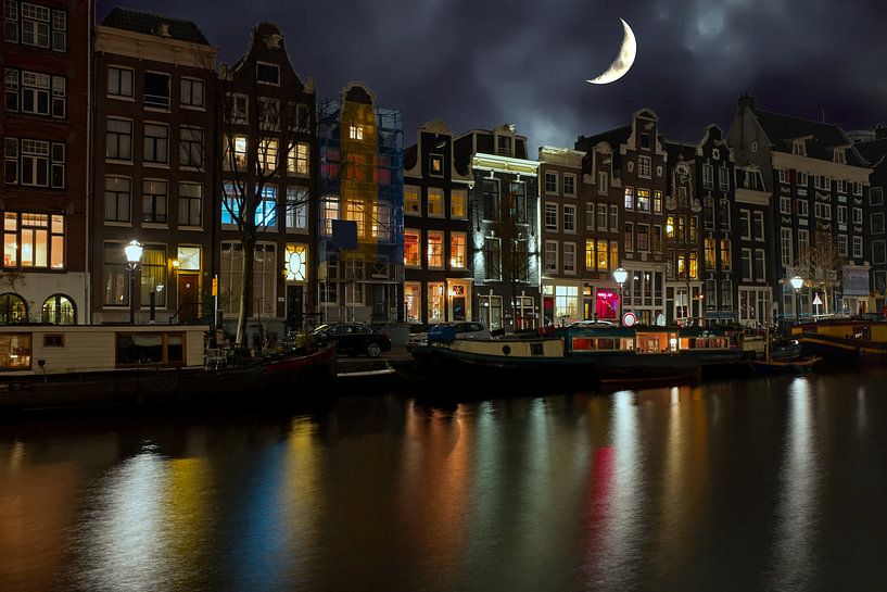 Amsterdamer Stadtbild bei Nacht mit Halbmond von Eye on You