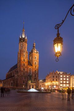Maria-basiliek aan de Rynek in de schemering, UNESCO-werelderfgoed, Krakau, Klein-Polen, Polen, Euro