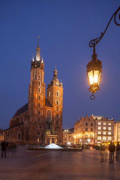 Maria-basiliek aan de Rynek in de schemering, UNESCO-werelderfgoed, Krakau, Klein-Polen, Polen, Euro van Torsten Krüger