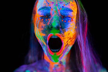 Portret jonge vrouw in neonlicht - LUSE ART van LUSE