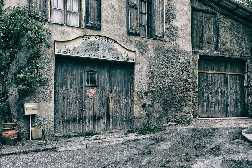 Provence, Castellane garage ancienne compagnie de taxis par Rene du Chatenier