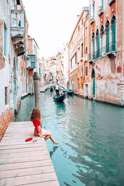 Venetië, een gondel op een kanaal in Italië van Dymphe Mensink