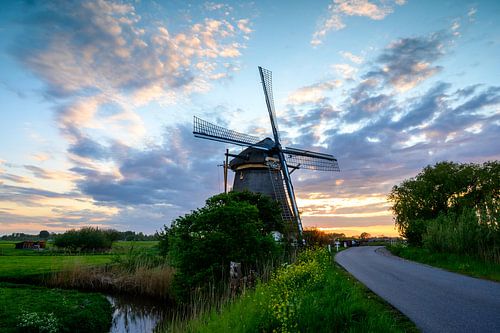 Hollands beeld van een molen tijdens de ondergaande zon