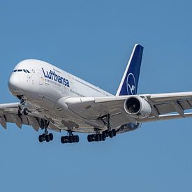 Landende Lufthansa Airbus A380-800 passagiersvliegtuig. van Jaap van den Berg