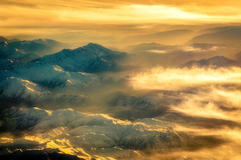 Luchtfoto Zagrosgebergte in Iran met mist van Dieter Walther