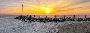 Panorama foto een ijskoude zonsopkomst op Texel / Panorama photo an ice cold sunrise on Texel  van Justin Sinner Pictures ( Fotograaf op Texel)