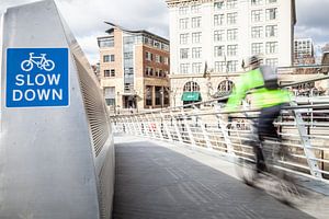ralentir sur la passerelle pour cyclistes à Newcastle