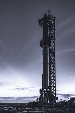 SpaceX Starship Superheavy (empilé) sur la rampe de lancement | Noir/blanc sur Chris Thomassen (Wereldreizigers.nl)