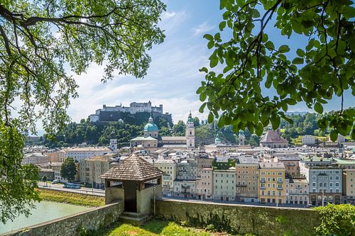 SALZBURG Blick auf die Altstadt mit Stadtmauer 