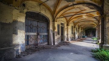 Het verlaten klooster in verval van Frans Nijland