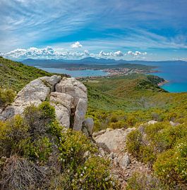Vue sur le golfe d'Aranci et la mer Méditerranée depuis le Monte Ruju, Golfo Aranci, Sardaigne, Ital sur Rene van der Meer