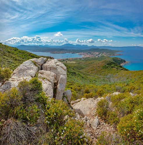 Uitzicht over de golf van Aranci en de Middellandse zee vanaf Monte Ruju, Golfo Aranci, Sardinia, Italië