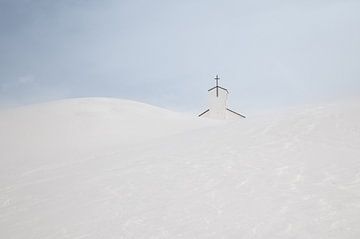 Kerkje in de sneeuw van Ageeth Groen