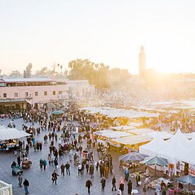 Marktplein in Marrakesh tijdens zonsondergang, Marokko van Anouk Wubs