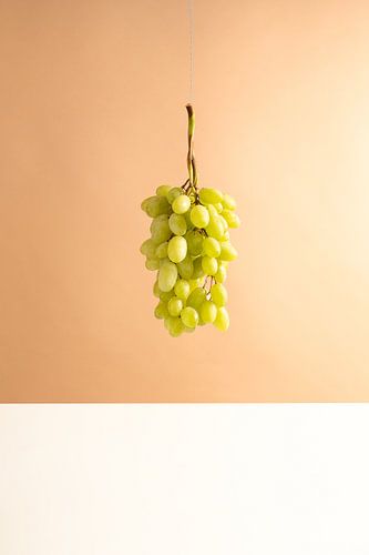 Hanging grape' Fruit still life