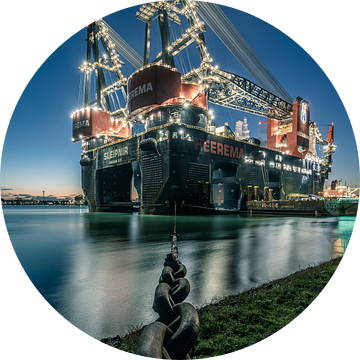 's Werelds grootste half afzinkbare kraanschip Sleipnir in de haven van Rotterdam in de avond. van Claudio Duarte