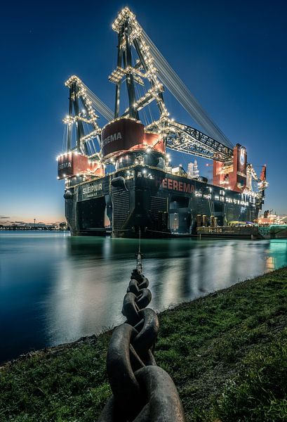 's Werelds grootste half afzinkbare kraanschip Sleipnir in de haven van Rotterdam in de avond. van Claudio Duarte