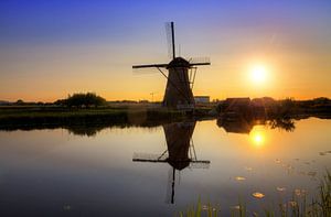 Kinderdijk zonsondergang silhouette sur Dennis van de Water