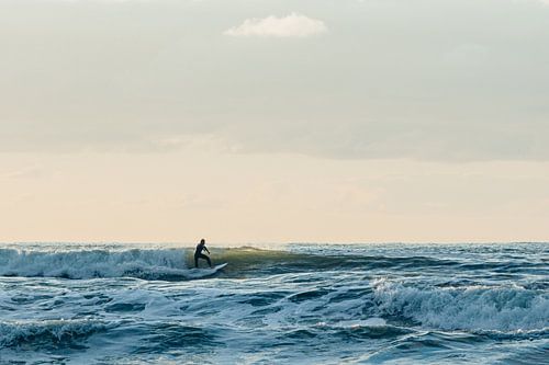Golfsurfer in actie bij Midsland aan Zee