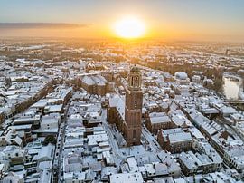 Tour de l'église Peperbus de Zwolle lors d'un lever de soleil hivernal froid sur Sjoerd van der Wal Photographie