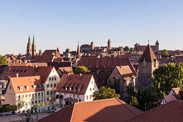 Altstadt mit der Kaiserburg in Nürnberg von Werner Dieterich