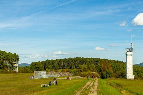 Wandeling over de Kolonnenweg bij de gedenkplaats van Point Alpha