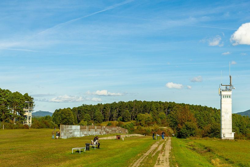 Spaziergang auf dem Kolonnenweg in der Nähe der Gedenkstätte Point Alpha von Oliver Hlavaty