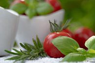 Rote Tomaten mit frischen Kräutern von Tanja Riedel Miniaturansicht