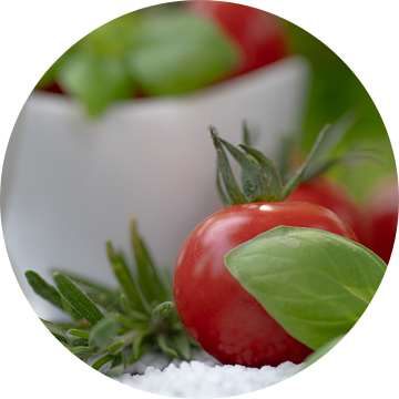 Rode tomaten met verse tuinkruiden van Tanja Riedel