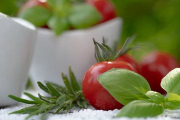 Rote Tomaten mit frischen Kräutern