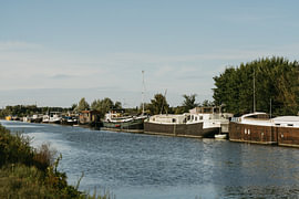 Ruhe am Wasser – historische Hausboote entlang der Dijle in Mechelen von Diederik De Mezel