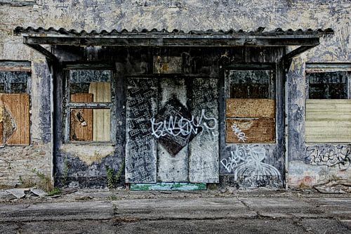 Ingang van oud verlaten gebouw van Yvonne Smits